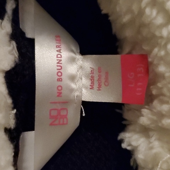 I deserve to be Spoiled Hooded Christmas sweater Size Large Juniors 11/13 - Picture 4 of 6